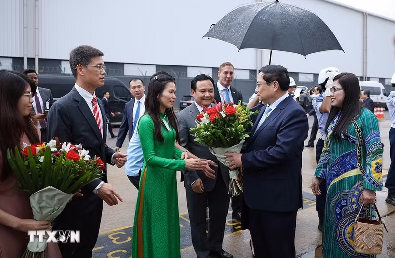 Funcionarios y personal de la Embajada de Vietnam en Brasil reciben al premier vietnamita, Pham Minh Chinh, y su esposa.