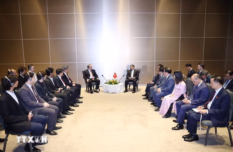 El primer ministro de Vietnam, Pham Minh Chinh, en el encuentro con Roger Zen, presidente del Grupo Oceanside One Trading.