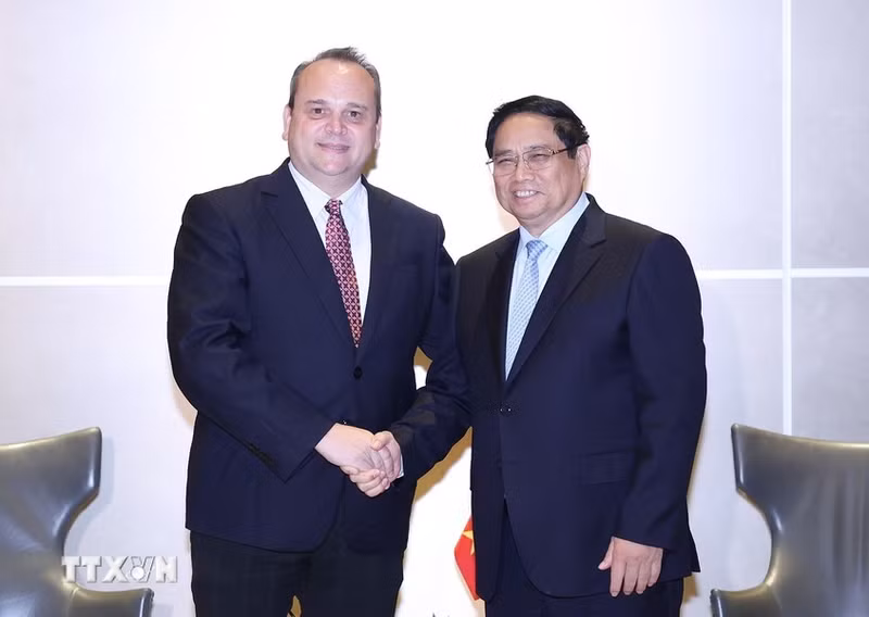 El premier de Vietnam, Pham Minh Chinh recibe a Roger Zen, presidente del Grupo Oceanside One Trading.