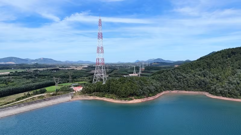 Superando el sol y el viento para construir poste más alto de la línea de 500kV