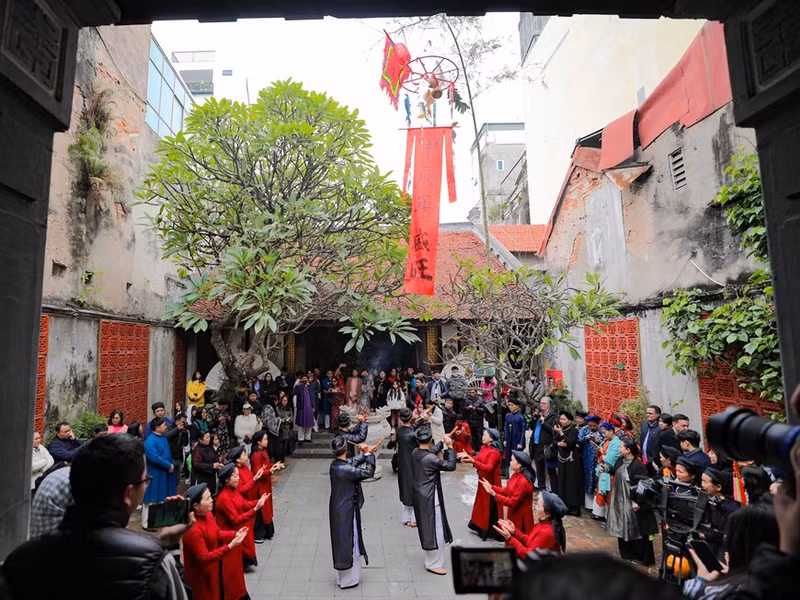 Ceremonia de levantamiento de un árbol para conmemorar el día del Tet.