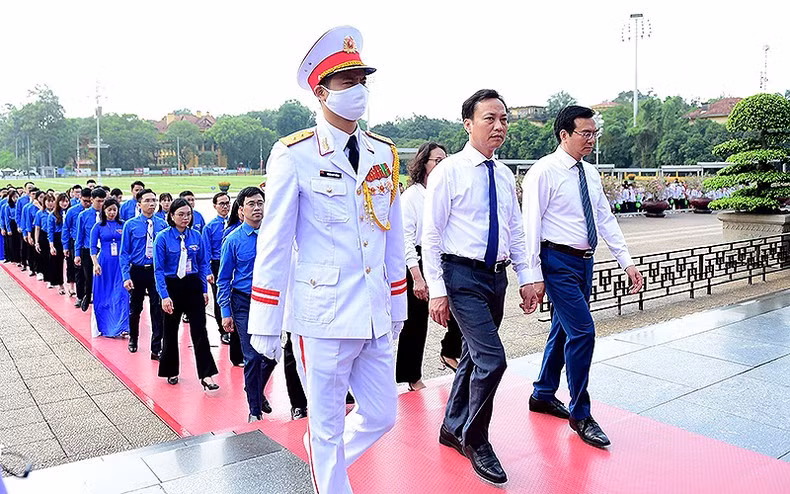 Los líderes del Comité del Partido y la Unión de Jóvenes Comunistas Ho Chi Minh en los organismos centrales encabezan la delegación.
