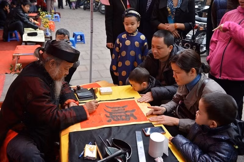 Durante el Año Nuevo Lunar, muchas familias vietnamitas vienen a "pedir palabras en caligrafía" para tener suerte, rezando por un año nuevo pacífico y afortunado.