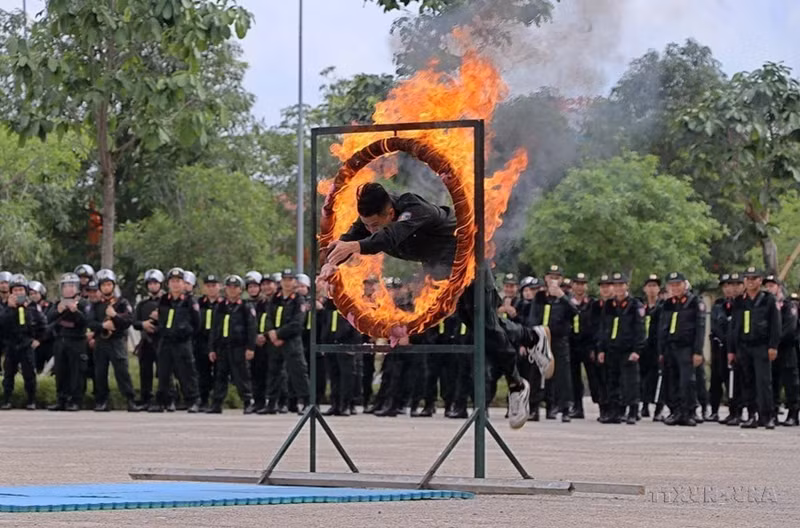 Actuación de artes marciales en la Ceremonia de Anuncio y Lanzamiento del Batallón de la Policía Móvil de Reserva de Combate de la Policía de la provincia norteña de Hoa Binh (2022).
