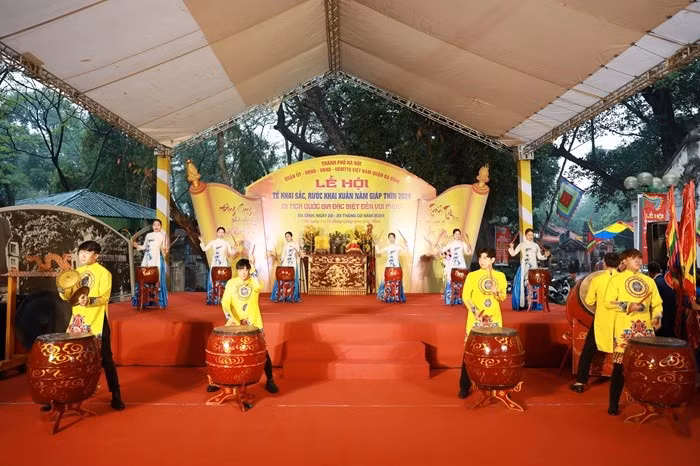 Celebran en Hanói festival tradicional en templo de Voi Phuc