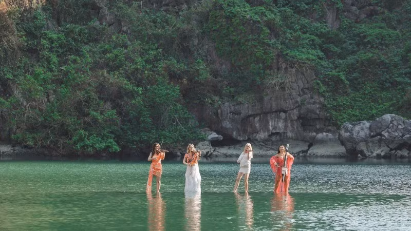 El cuarteto de cuerdas Bond interpreta su música en la isla de Mat Rong (Ojos de Dragón). (Foto proporcionada por IB Group)