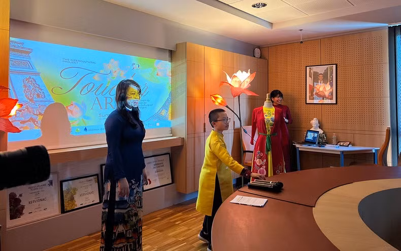 Kevin Nguyen presenta el Ao Dai vietnamita