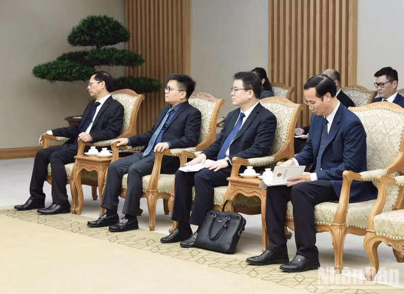 Representantes de los ministerios, departamentos y sectores del Gobierno de Vietnam.
