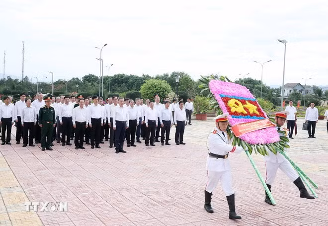 El secretario general del PCV, To Lam, y la delegación ofrecen flores para rendir homenaje a los héroes y mártires.