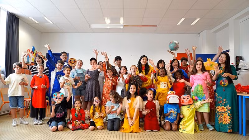 Niños franceses participan en un taller sobre cultura vietnamita del proyecto Toucher Arts. (Foto: Comité Organizador)