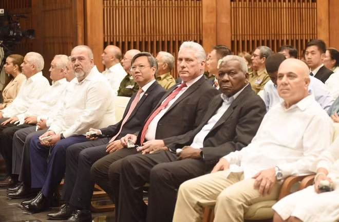 A la celebración asistieron dirigentes cubanos y el embajador de Vietnam en La Habana, Le Quang Long (Foto: VNA) A la celebración asistieron dirigentes cubanos y el embajador de Vietnam en La Habana, Le Quang Long (Foto: VNA)