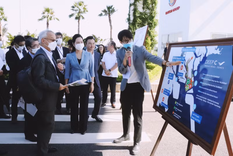 La delegación de la prefectura nipona de Hokkaido visita el Parque Industrial Nam Tien Phong en octubre de 2022 (Foto: baoquangninh.vn)