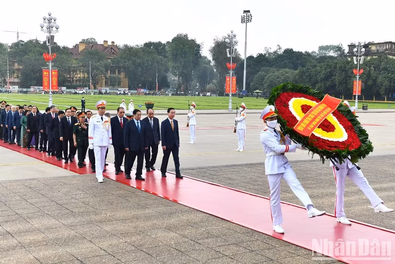Dirigentes del Partido y Estado de Vietnam rinden homenaje al Presidente Ho Chi Minh. (Foto: Nhan Dan)