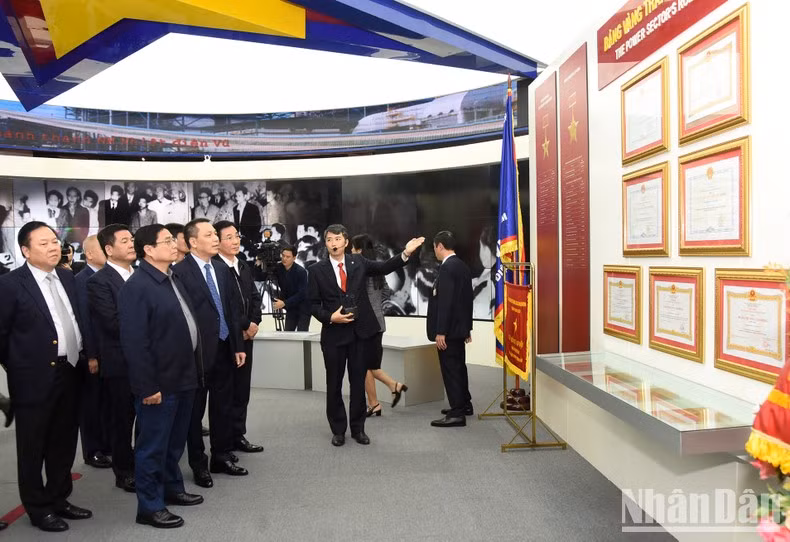 Minh Chinh visita la sala tradicional de la industria eléctrica.