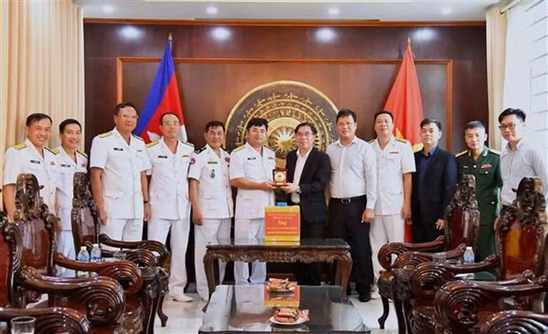 La delegación visita el Consulado General de Vietnam en la provincia camboyana de Preah Sihanouk. (Foto: VNA)