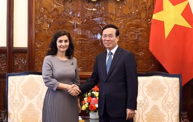 El presidente de Vietnam, Vo Van Thuong y la embajadora de Bulgaria, Marinela Petkova (Foto: VNA)