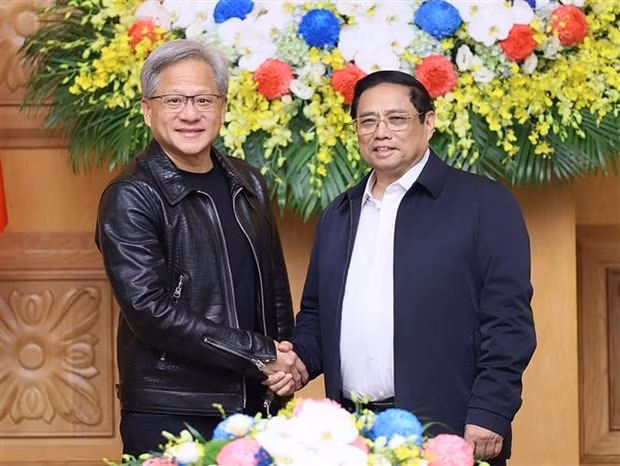 El primer ministro de Vietnam, Pham Minh Chinh, y Jensen Huang, presidente y director general de NVIDIA (Foto:VNA)