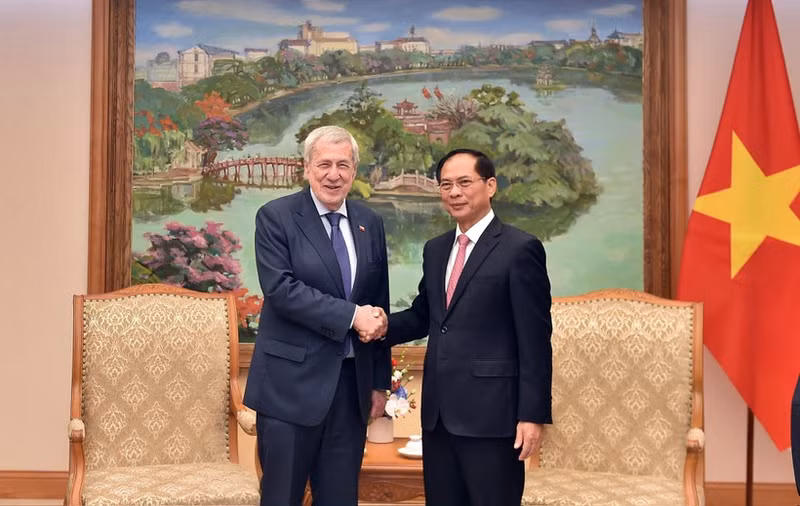 El viceprimer ministro y titular de Relaciones Exteriores de Vietnam, Bui Thanh Son (derecha), recibe al canciller chileno, Alberto Van Klaveren. (Foto: VNA)