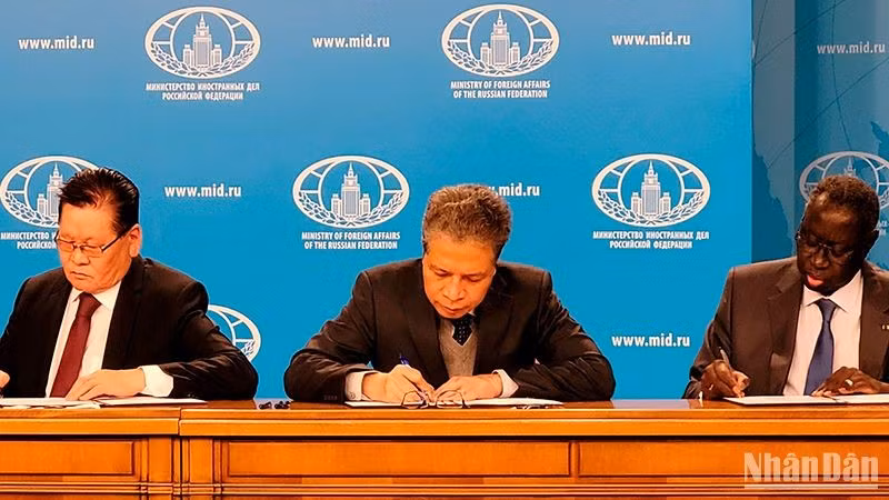 El embajador de Vietnam en Rusia, Dang Minh Khoi (centro), en el evento