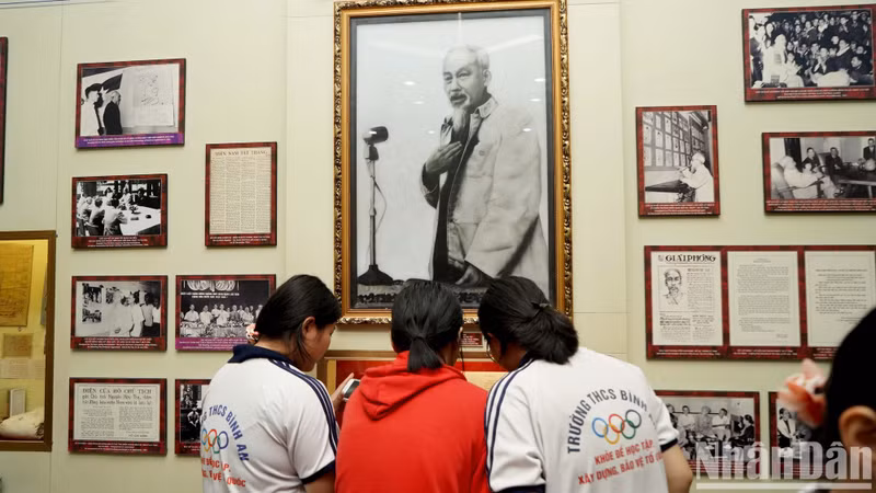 Este es un lugar significativo para los estudiantes y turistas que visitan Ciudad Ho Chi Minh.