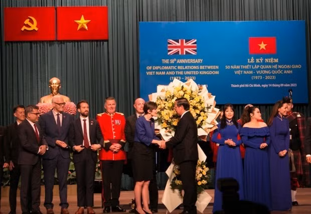En la ceremonia por el 50 aniversario del establecimiento de relaciones diplomáticas entre Vietnam y el Reino Unido (1973-2023). (Foto: VNA)