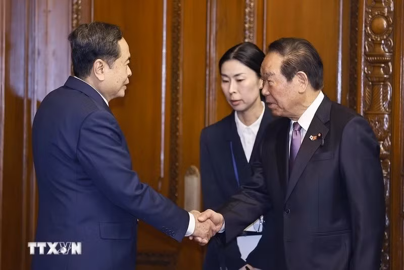 El presidente de la Cámara de Representantes de Japón, Nukaga Fukushiro, recibe al titular de la Asamblea Nacional vietnamita, Tran Thanh Man.