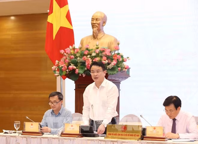 Tran Quoc Phuong, viceministro de Finanzas de Vietnam, intervienve en la rueda de presa (Foto: VNA) Tran Quoc Phuong, viceministro de Finanzas de Vietnam, intervienve en la rueda de presa (Foto: VNA)