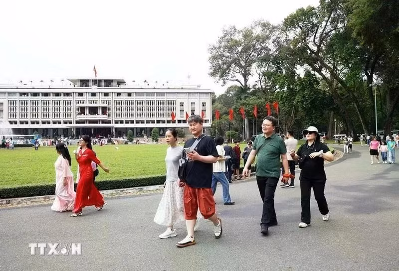Turistas visitan el Palacio de la Independencia en Ciudad Ho Chi Minh. (Foto: VNA)