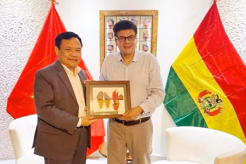 El embajador vietnamita en Brasil, concurrido en Bolivia, Bui Van Nghi y el cónsul honorario Miguel Ángel Pérez Peña. (Foto: VNA)
