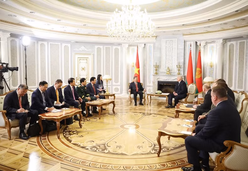 El secretario general del Partido Comunista de Vietnam, To Lam, mantiene una breve reunión con el presidente bielorruso, Aleksandr Lukashenko. (Foto: VNA)
