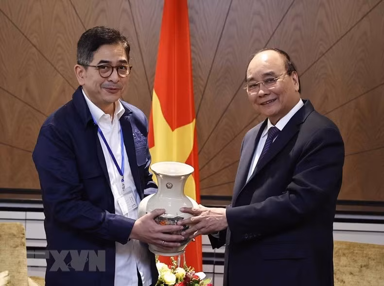 Xuan Phuc entrega regalos a Arsjad Rasjid. Xuan Phuc entrega regalos a Arsjad Rasjid.