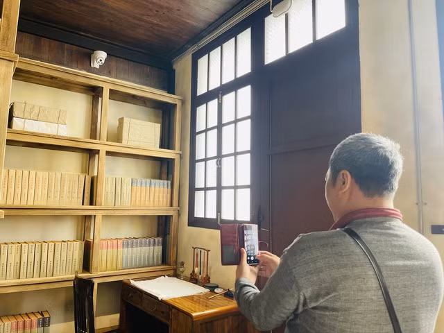 Nguyen Tran Tuyen, un turista vietnamita, se emociona cuando escucha historias sobre los días de Ho Chi Minh en Kunming.