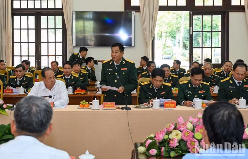 El comandante del Alto Mando Militar de An Giang, el coronel Nguyen Van Leo, interviene en el acto
