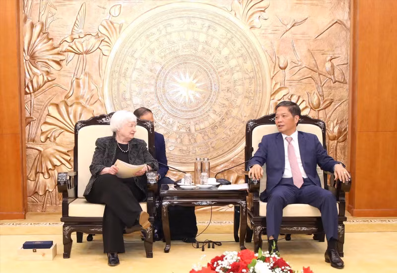 El miembro del Buró Político y jefe de la Comisión de Asuntos Económicos del Comité Central del Partido Comunista de Vietnam, Tran Tuan Anh, y la secretaria del Tesoro de Estados Unidos, Janet Yellen (Fotografía: VNA)