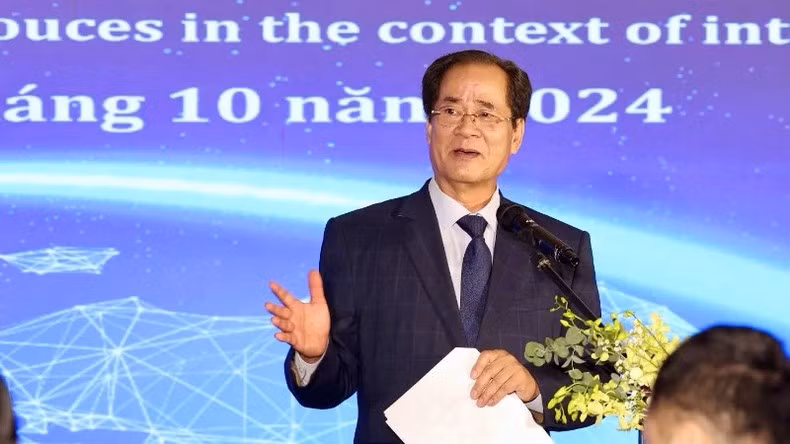 Dao Manh Hung, presidente de la Asociación de Capacitación en Turismo de Vietnam, interviene en la cita.