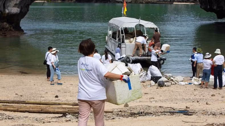 Los residuos se clasifican y se recogen en pequeñas embarcaciones y se transportan al barco de Au Co para su procesamiento.