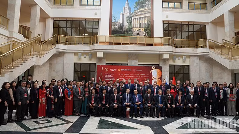 Delegados vietnamitas y rusas en la cita