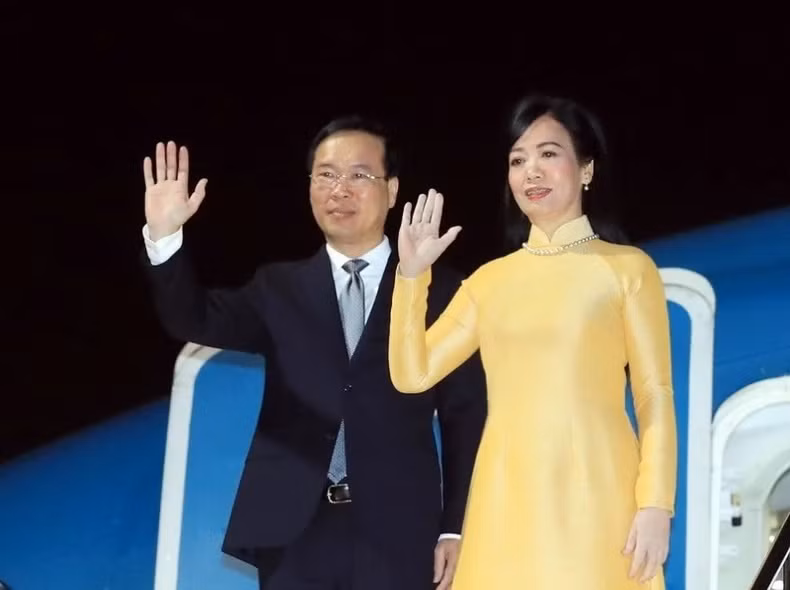 El presidente de Vietnam y su esposa llegan al aeropuerto de Haneda, en Tokio. El presidente de Vietnam y su esposa llegan al aeropuerto de Haneda, en Tokio.