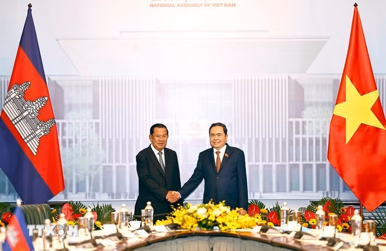 El presidente de la Asamblea Nacional de Vietnam, Tran Thanh Man, se reúne con el presidente del Partido Popular de Camboya, Hun Sen. El presidente de la Asamblea Nacional de Vietnam, Tran Thanh Man, se reúne con el presidente del Partido Popular de Camboya, Hun Sen.