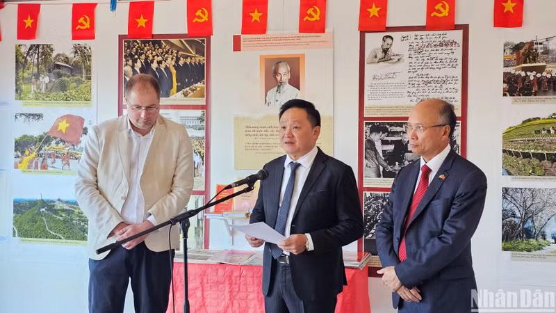 Phan Van Hung, redactor subjefe del periódico Nhan Dan, interviene en el acto. (Fotografía: Nhan Dan)