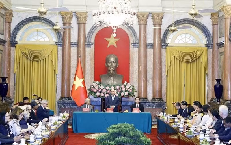 Presidente de Vietnam recibe a científicos internacionales ảnh 13