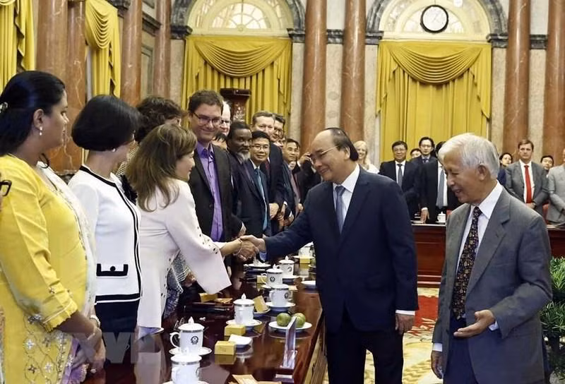 Xuan Phuc y los delegados.