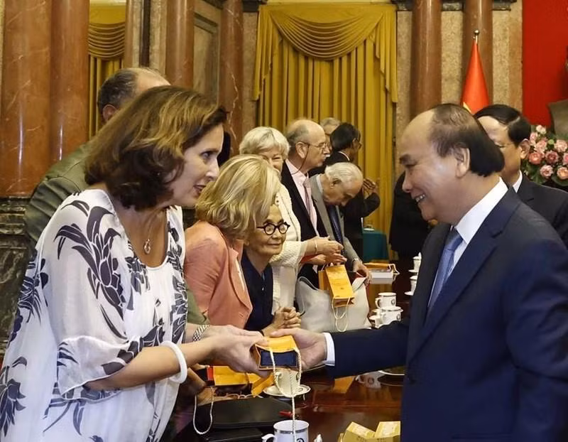 Entrega de regalos de recuerdo a los laureados investigadores.