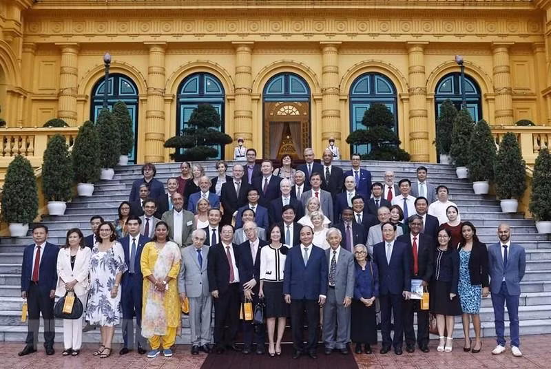 El presidente de Vietnam posa junto con los científicos.
