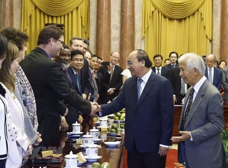 El mandatario anfitrión recibe a ganadores del Premio Nobel.