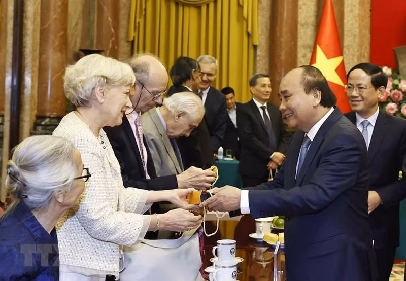 Presidente de Vietnam recibe a científicos internacionales ảnh 11