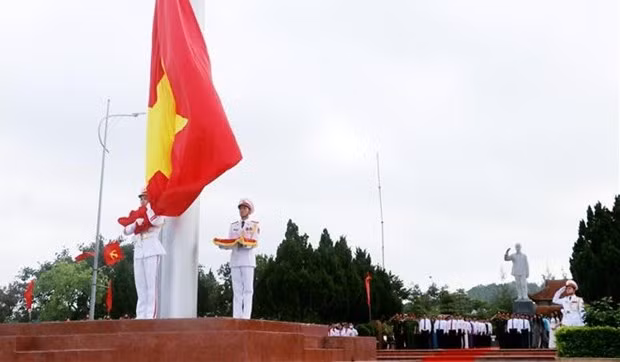 Ceremonia de izamiento de bandera en la isla de Co To con motivo de la visita del Tío Ho. (Fotografía: VNA)