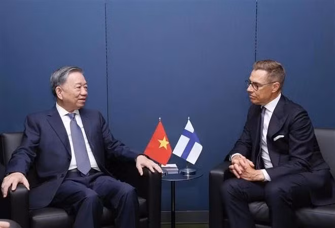 El secretario general del Partido Comunista y presidente de Vietnam, To Lam (izquierda), se reúne con el presidente finlandés, Alexander Stubb. (Fotografía: VNA)