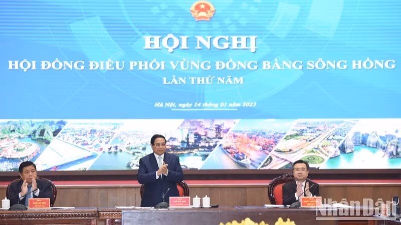 El primer ministro de Vietnam, Pham Minh Chinh, preside la reunión. (Fotografía: Nhan Dan)