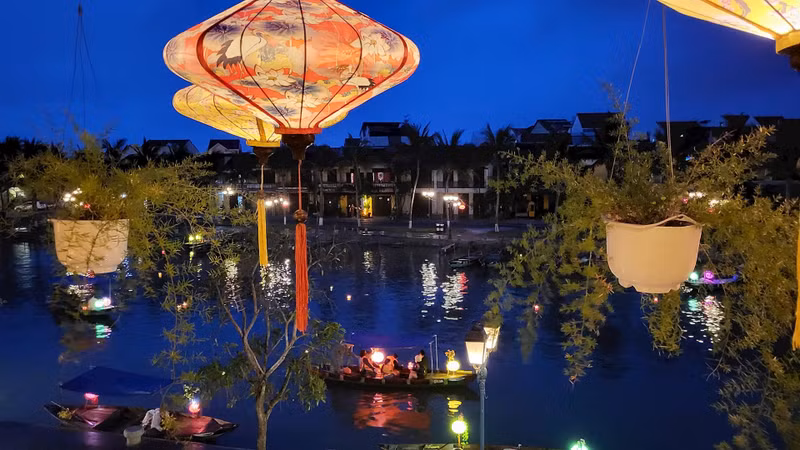 Hoi An resplandece en una noche de farolillos. Para los locales, la luz representa al ser humano, por lo que lleva farolillos encendidos a los altares de los templos para rogar el amparo de los dioses. Los colores de cada linterna también son simbólicos, por ejemplo, el rojo denota suerte y abundancia. Hoi An resplandece en una noche de farolillos. Para los locales, la luz representa al ser humano, por lo que lleva farolillos encendidos a los altares de los templos para rogar el amparo de los dioses. Los colores de cada linterna también son simbólicos, por ejemplo, el rojo denota suerte y abundancia.